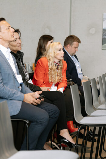 Menschen im Publikum schauen zur Bühne